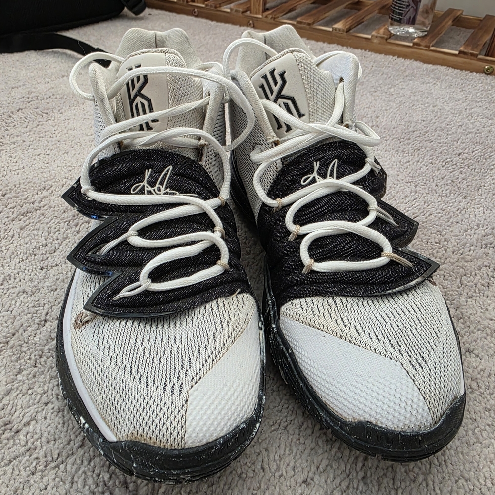 Kyrie 5 OREO SIZE 8.5